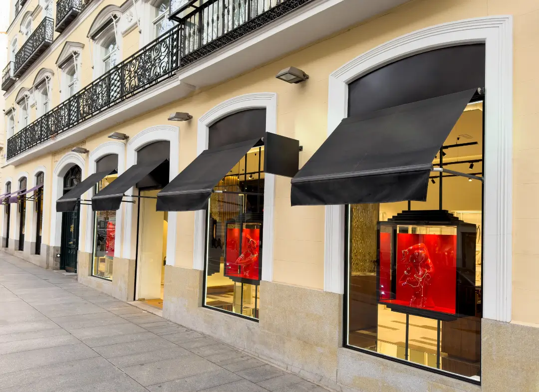 Façade vitrine de magasin en aluminium sur mesure à Vidauban